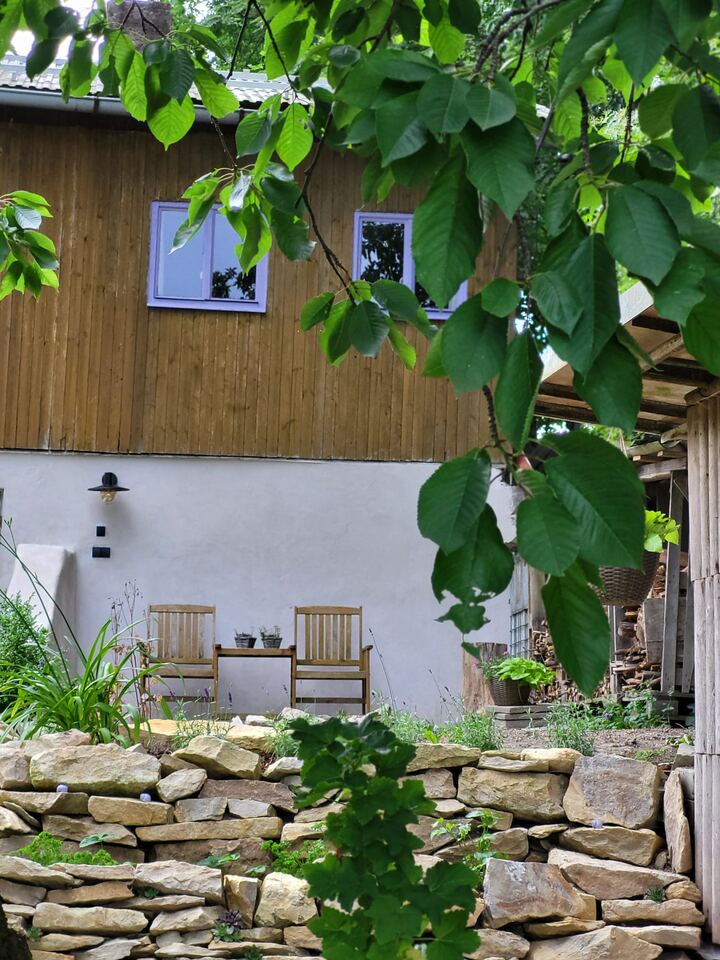 Kamenná skalka a zeleň u chatičky